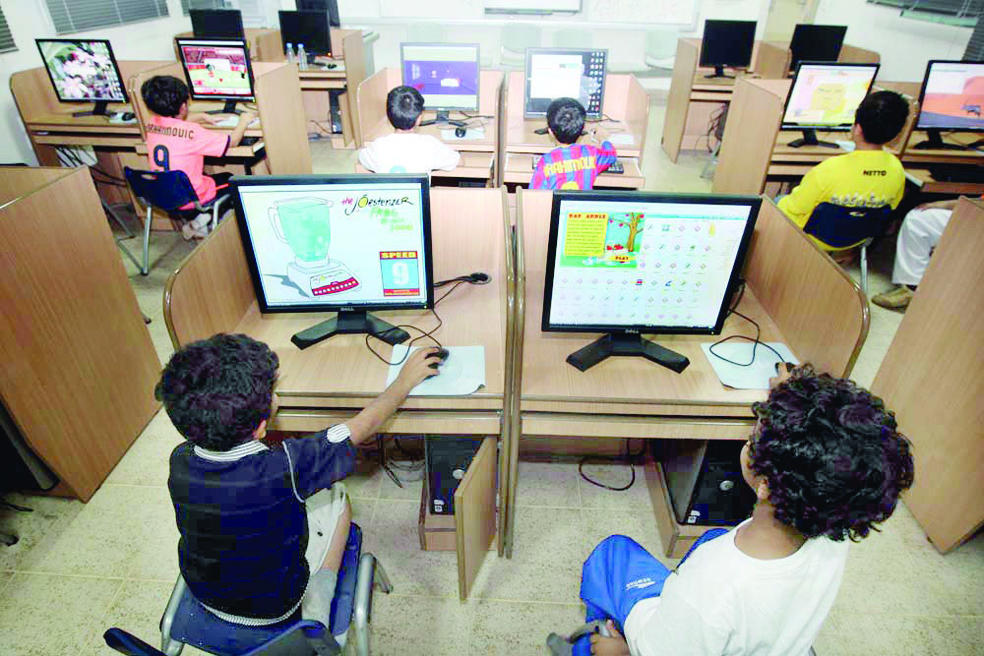 دعوة إلى حماية الأطفال من مخاطر الإنترنت .. و«هيئة الاتصالات»: نظام جديد لوقايتهم