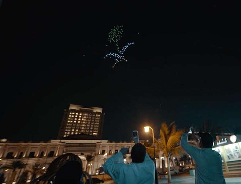 عرض مذهل .. 300 طائرة درون تجوب سماء السعودية للتهنئة بحلول رمضان