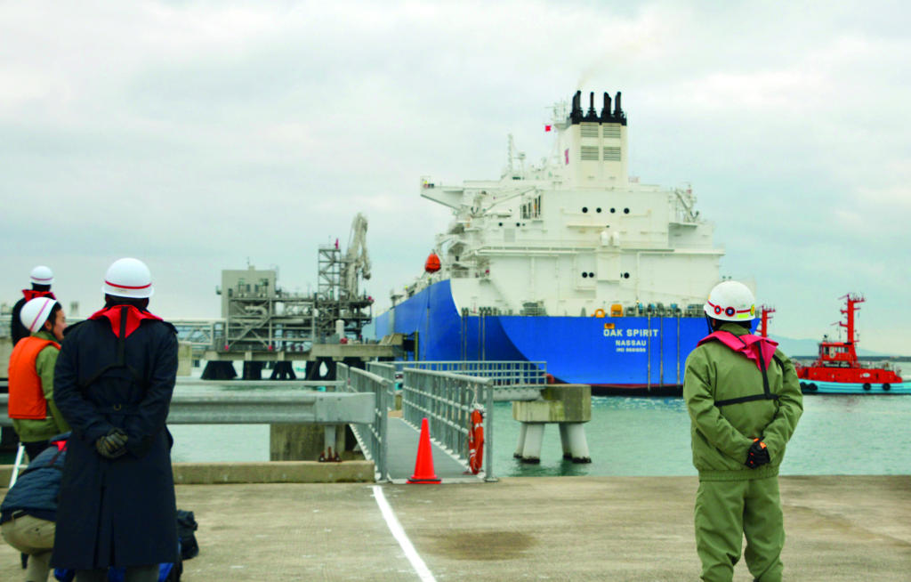 عقود الغاز القطري إلى اليابان مهددة بإلغاء قيود إعادة البيع