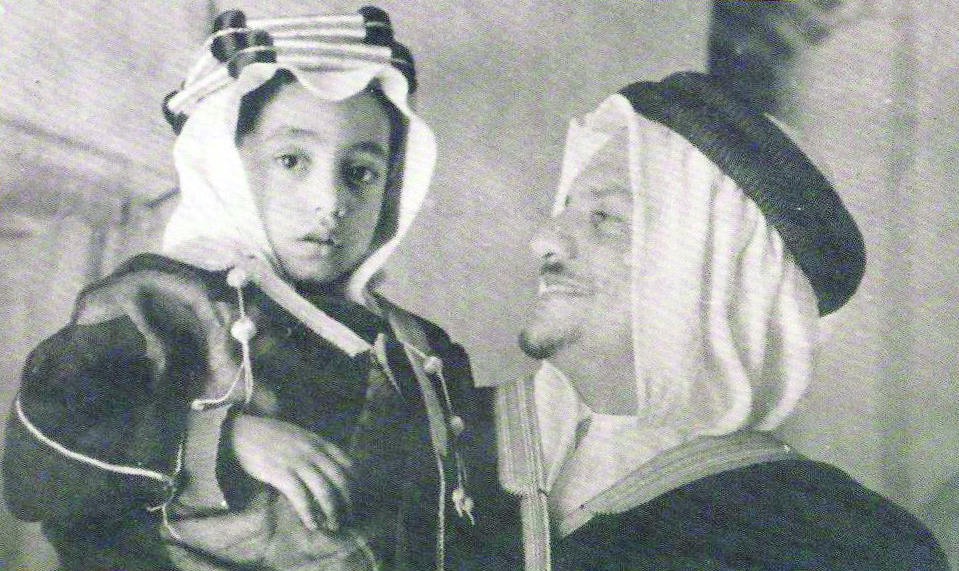 هكذا كان يستمع الملك عبدالعزيز ويتابع الأخبار العالمية مساء كل يوم