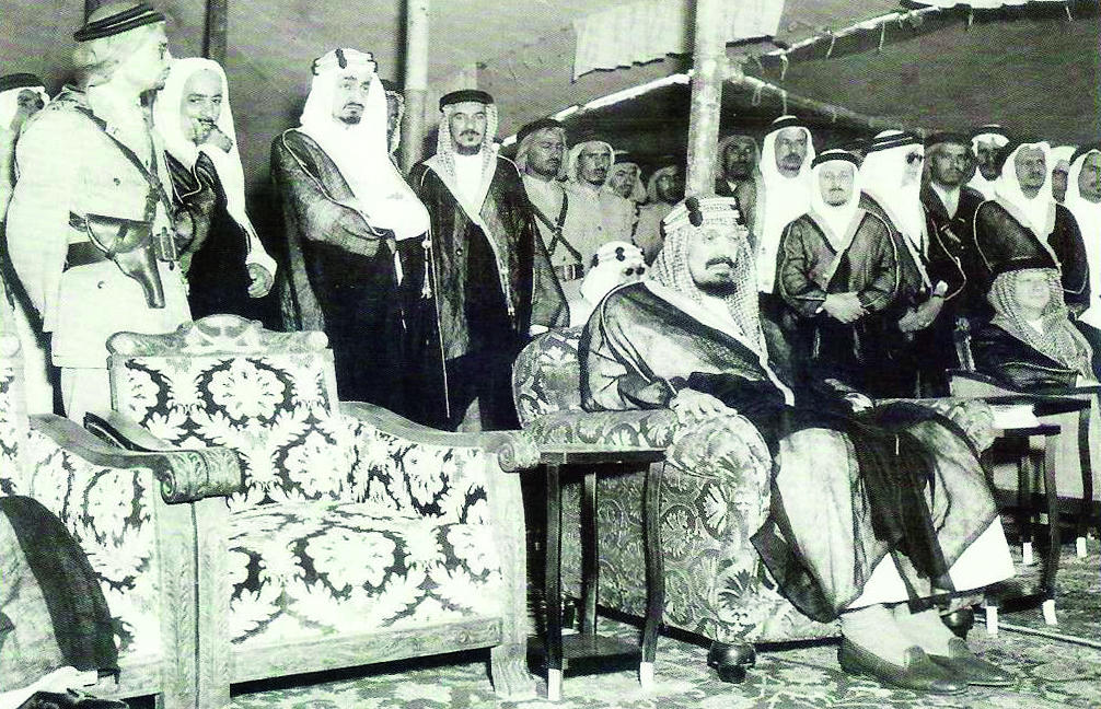 هكذا كان يستمع الملك عبدالعزيز ويتابع الأخبار العالمية مساء كل يوم