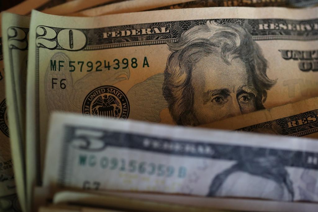 الدولار يواصل التراجع بفعل توقعات بشأن السياسة النقدية لأمريكا وأوروبا