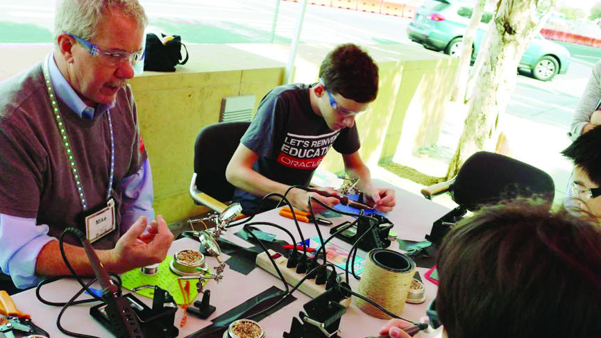 مدرسة المستقبل .. مرآب داخل مجمع شركة تكنولوجيا