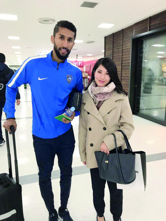 عاشقة الهلال تستقبله بـ «سيلفي»