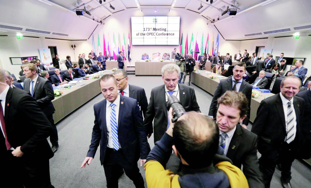 5 وزراء طاقة: السوق تتعافى .. و2018 إيجابي لأسعار النفط