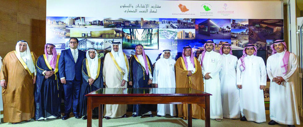 الأمير سلطان بن سلمان عقب رعايته توقيع عقود الترسية مع عدد من الشركات الوطنية مؤخرا."الاقتصادية"