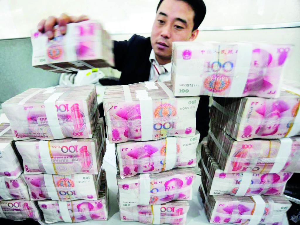 محللون لـ "الاقتصادية" : السعودية تحدد مصير عملة النفط.. الدولار أم اليوان؟