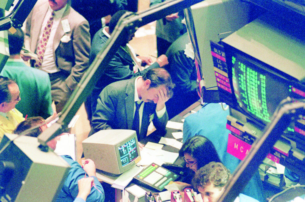 بعد 4 عقود .. شبح «دوت كوم » ينذر بعودة «الإثنين الأسود»