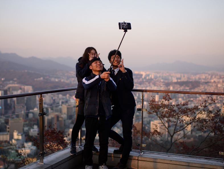 خبراء: استخدام الفلاش أثناء التقاط التصوير "سيلفي" لا يحسن جودة الصورة