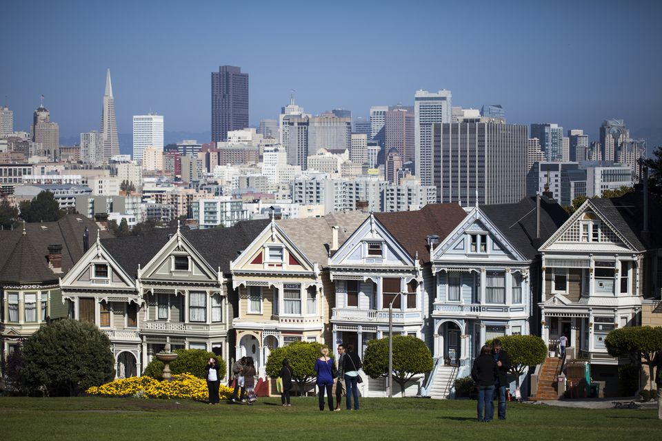 المبيعات المؤجلة للمساكن في أمريكا تفوق التوقعات خلال الشهر الماضي