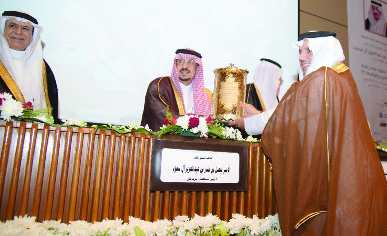 أمير الرياض يكرم البنك الأهلي لمساهماته في السعودة وتوطين الوظائف