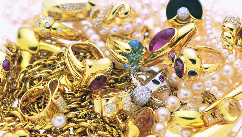 السجن والغرامة عقوبات مخالفة نظام المعادن الثمينة والأحجار الكريمة