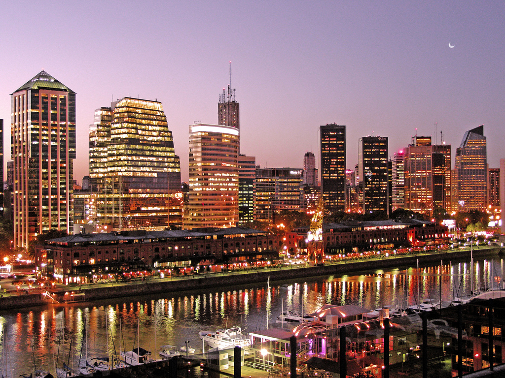 الأرجنتين تذكر بهشاشة العالم المالية