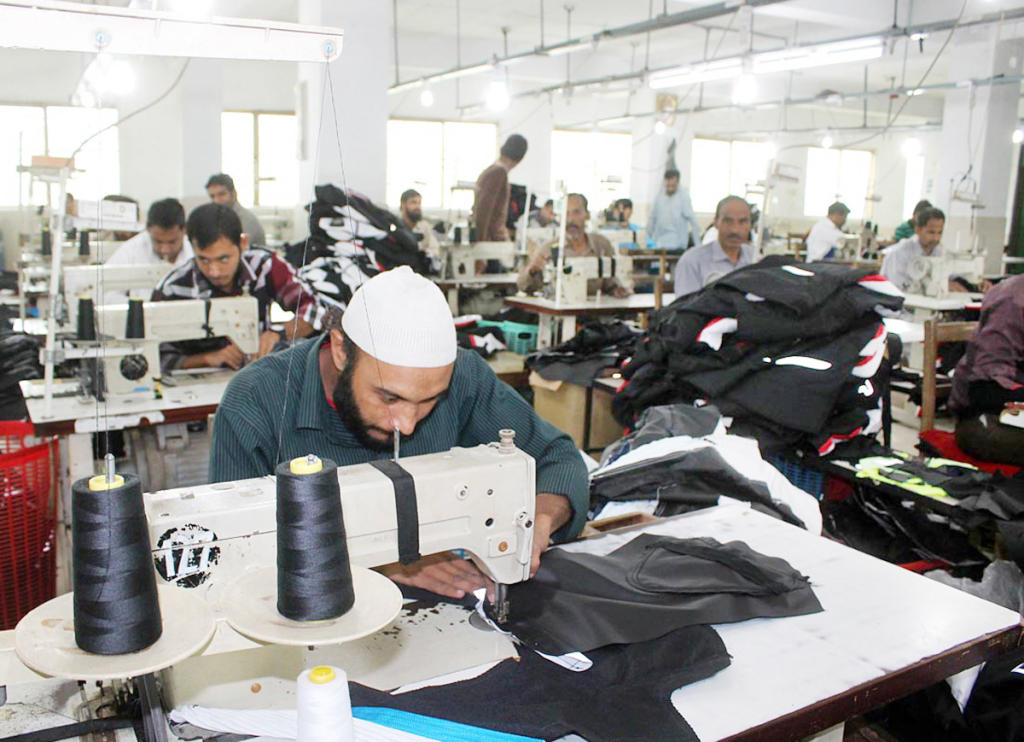 مصانع ظلم وظلام .. استغلال عمالة الملبوسات في بريطانيا