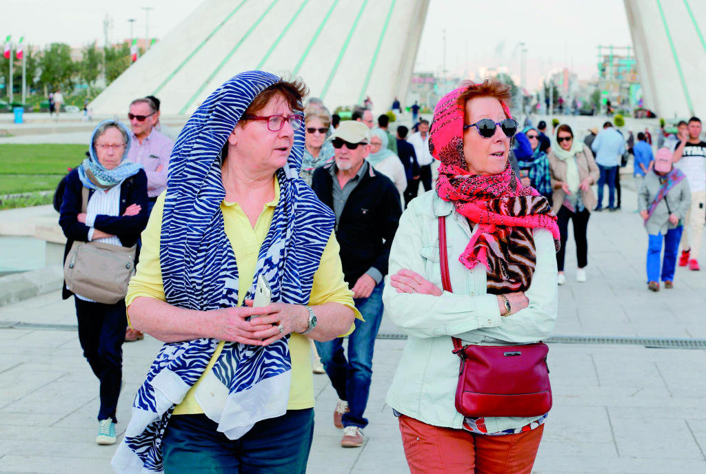 صعوبات السياح الأجانب في إيران تسلط الضوء على شح العملة