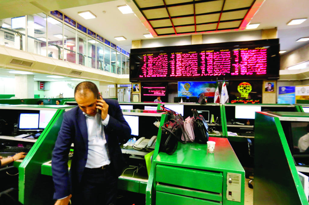 الإيرانيون يقفزون من "المركب الغارق" .. نقلوا 30 مليار دولار للخارج