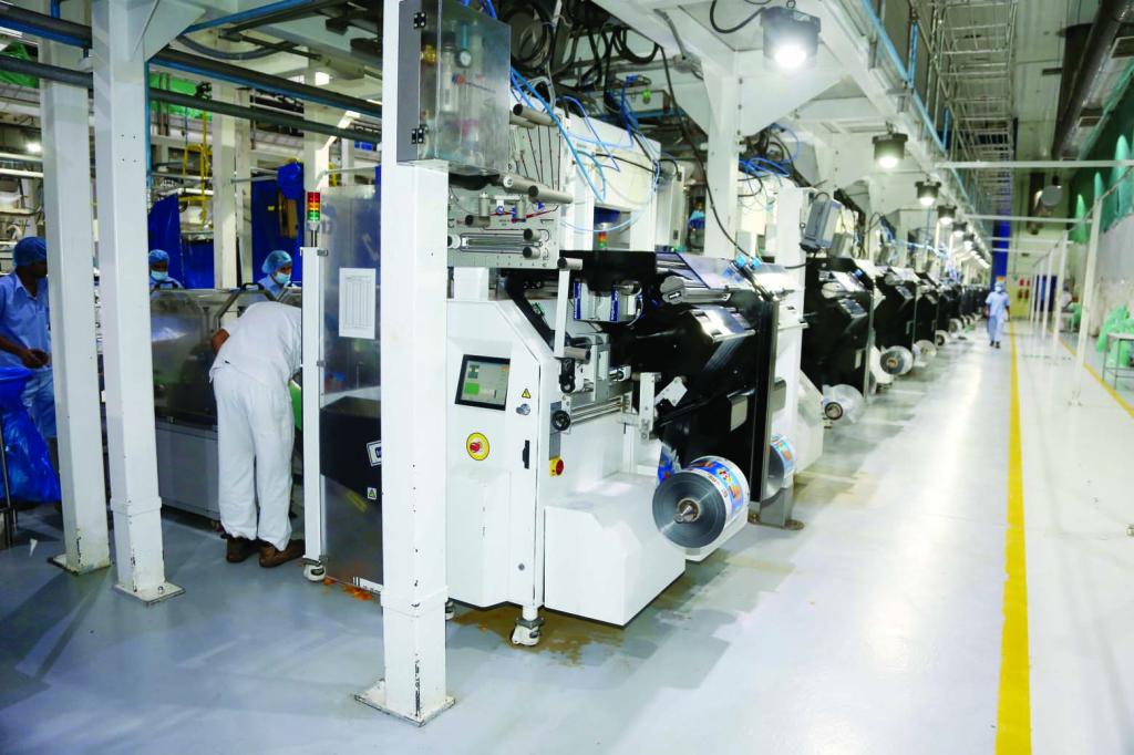 تنسيق حكومي مع أصحاب المصانع لتمكين المرأة من فرص العمل