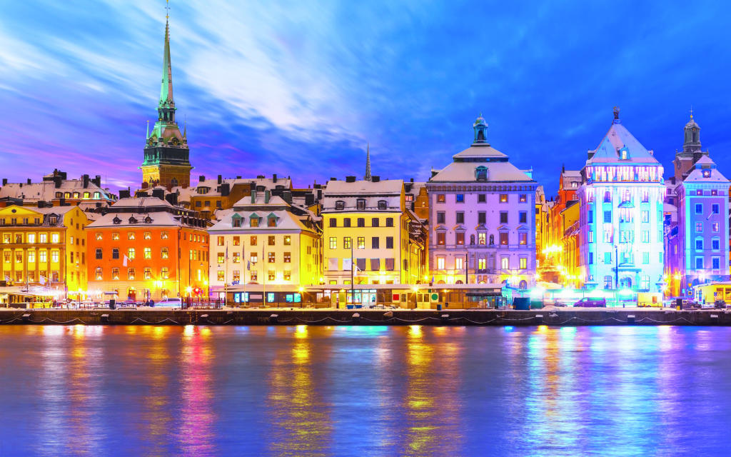 قمر السويد .. أين الوجه المضيء
من الوجه المعتم؟