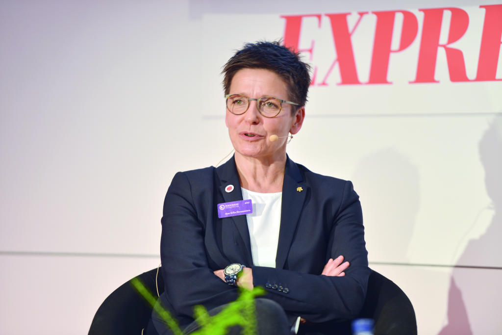 قمر السويد .. أين الوجه المضيء
من الوجه المعتم؟