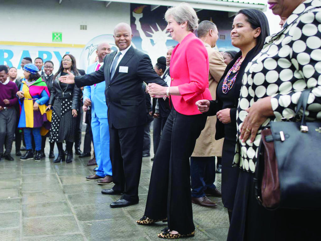 ماي .. تقتحم أسواق إفريقيا بـ «دبلوماسية الرقص»