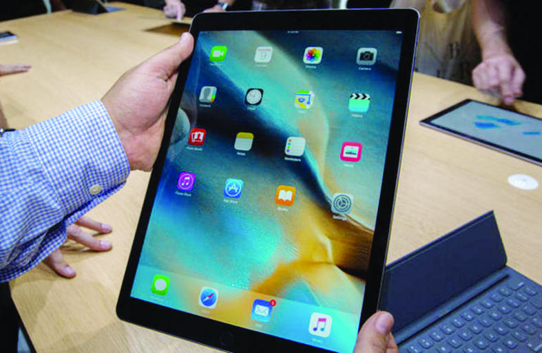 «أبل» تستعين بصداقات «آيباد» لحل إشكالات «الساعة»