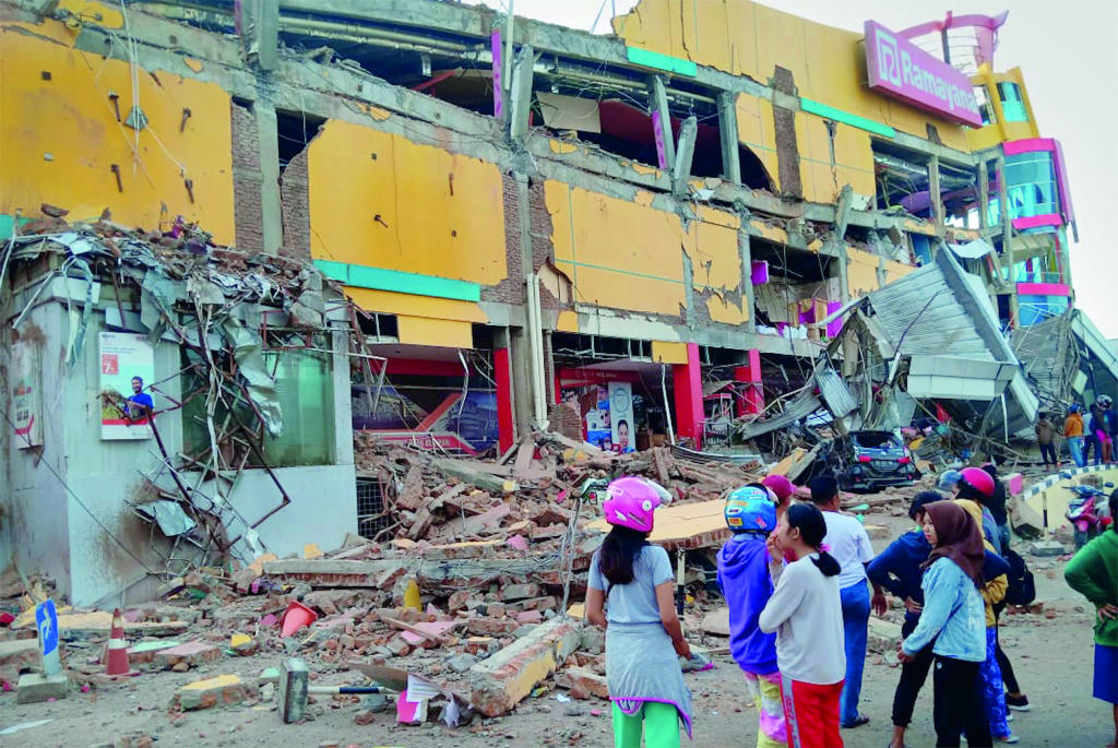 قتل المئات في زلزال ضرب مدينة بالو وسط جزيرة سولاويسي الإندونيسية