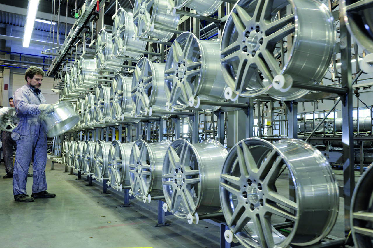 صناعة السيارات البريطانية مهددة بالانهيار .. تراجع حاد للإنتاج والاستثمارات وتسريح آلاف العمال