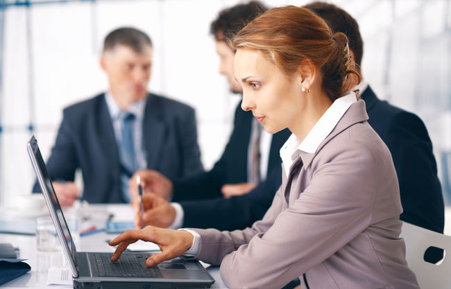 دراسة: دخل نساء أمريكا نصف دخل الرجال تقريبا