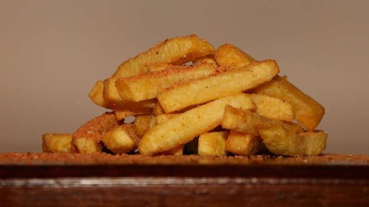 خبراء يكتشفون مادة "مسرطنة" في البطاطس المقلية