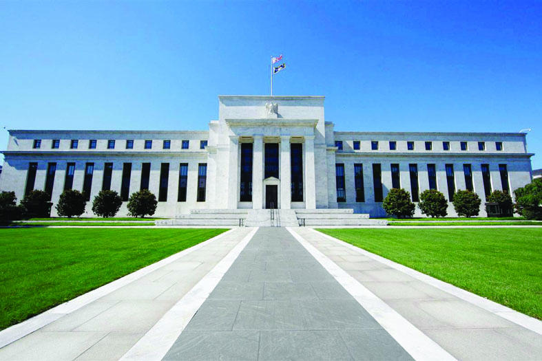 المعدن الأصفر اللماع يزداد بريقا تحت مصابيح الحمائم