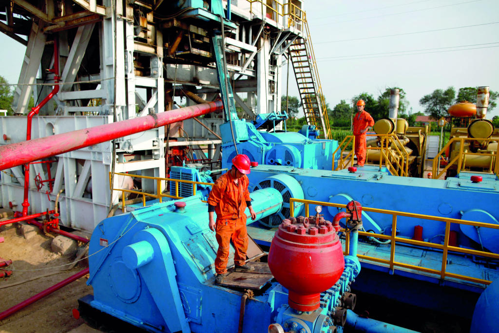 النفط يلامس 72 دولارا للبرميل .. ارتفع 1.5 %