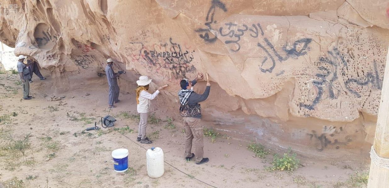 هيئة السياحة والتراث الوطني في القصيم تعيد لـ "صخرة عنترة " صفائها