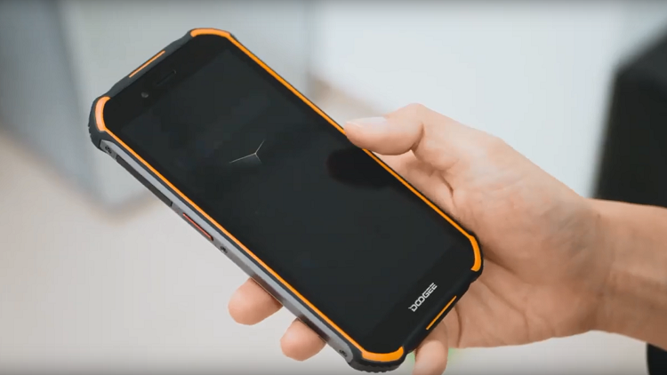 إطلاق هاتف ذكي مدرع بسعر 100 دولار مضاد للماء والصدمات