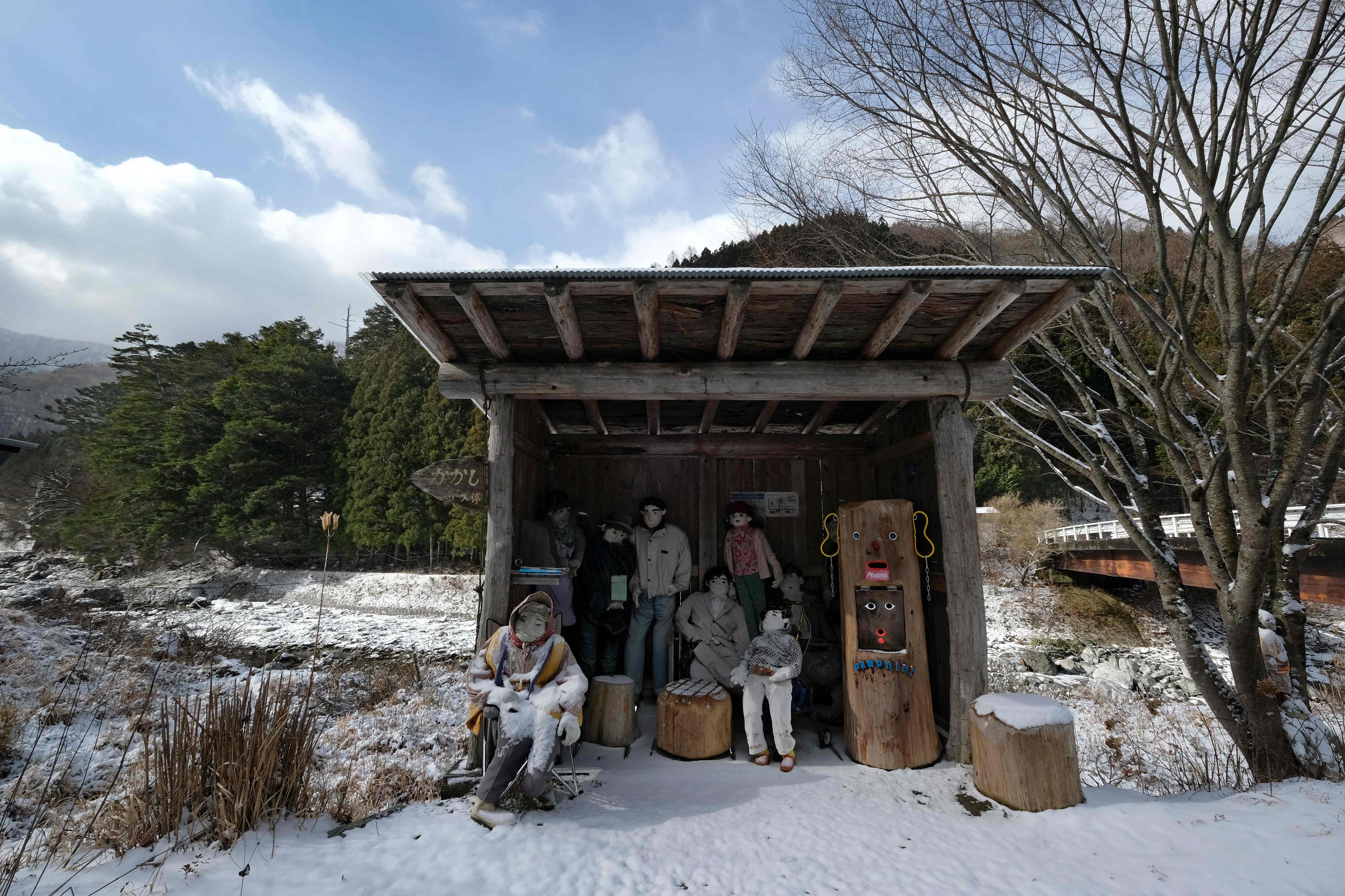 دمى ضخمة تضخ الحياة في قرية يابانية هجرها سكانها