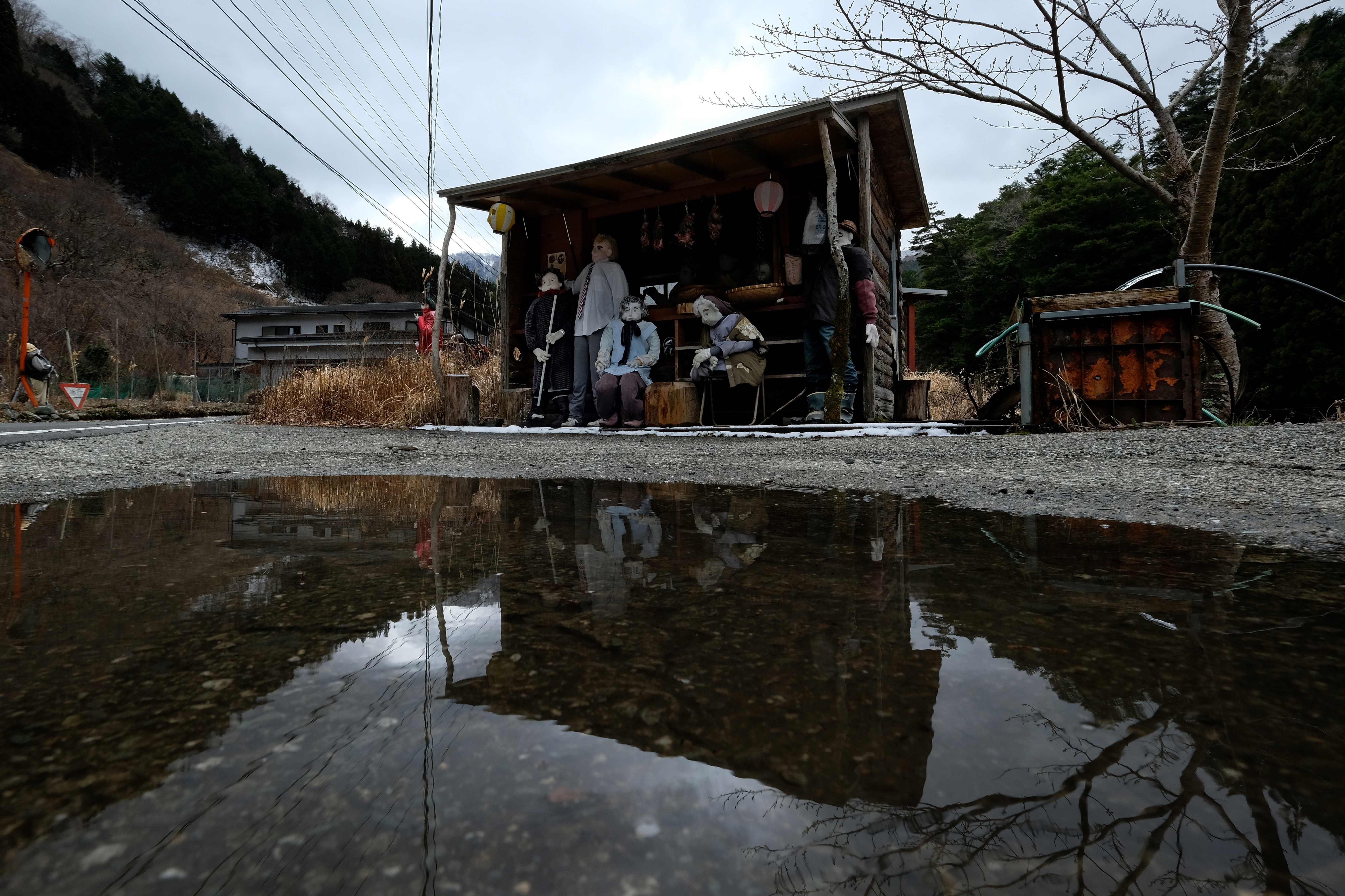 دمى ضخمة تضخ الحياة في قرية يابانية هجرها سكانها