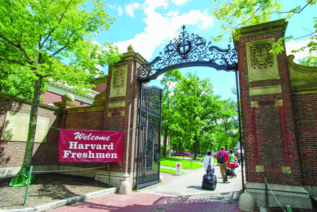 لا ينبغي قبول الجامعات رشا من آباء يحدوهم الأمل