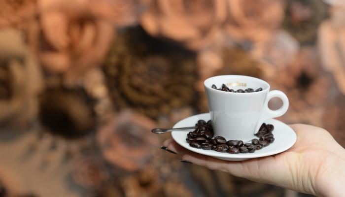 خبراء : مدمن الكافيين أفضل من غيره في كشف رائحة القهوة