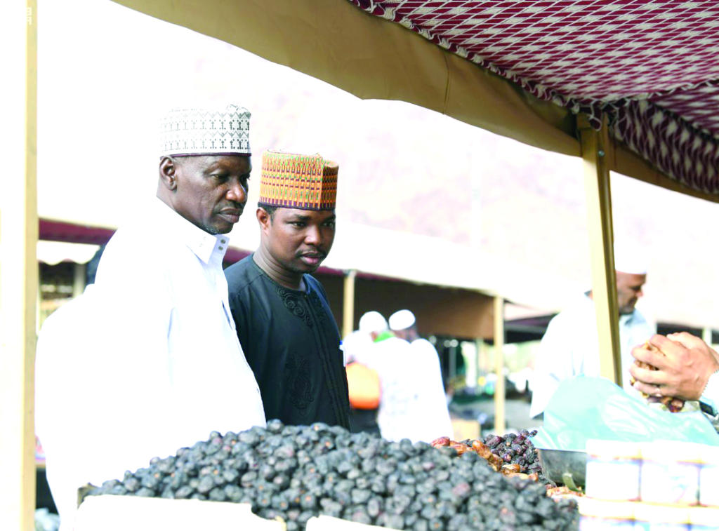 عجوة المدينة .. هدية زوار طيبة المفضلة تنعش الأسواق