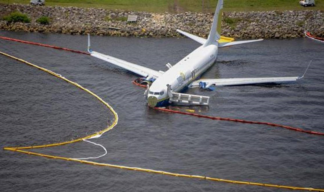 طائرة روسية تحمل 100 راكب تنزلق.. ولا إصابات