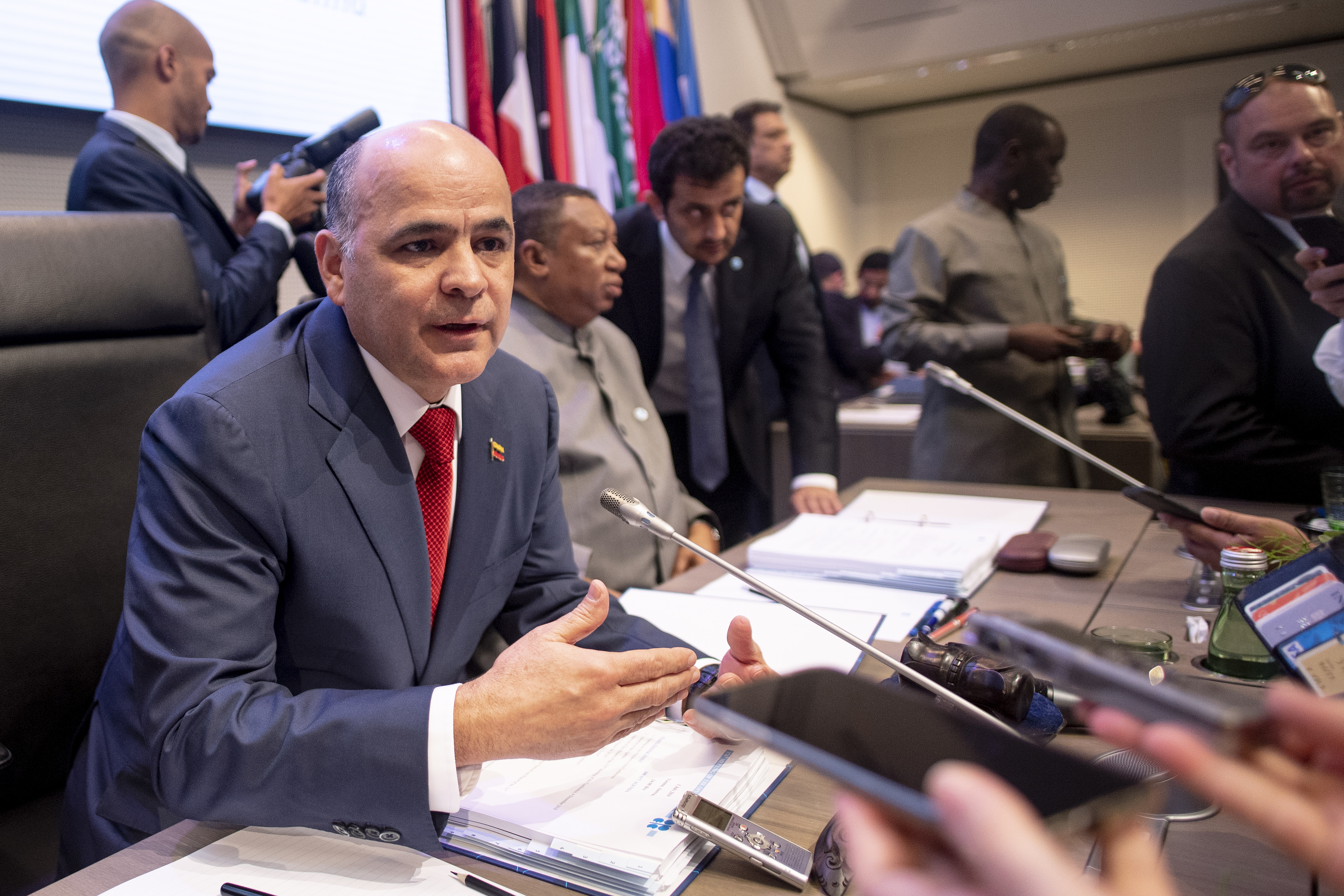 أوبك تتفق على تمديد خفض معروض النفط 9 أشهر