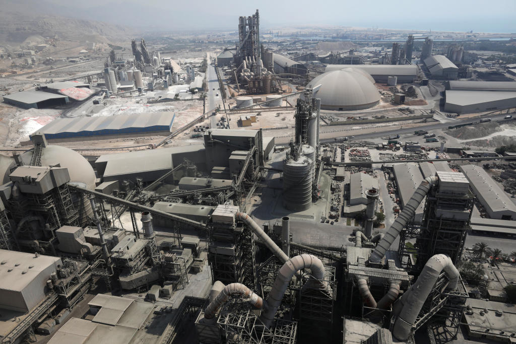 مصنع أسمنت في الإمارات يستخدم روث الإبل كوقود لتشغيل خطوط الإنتاج