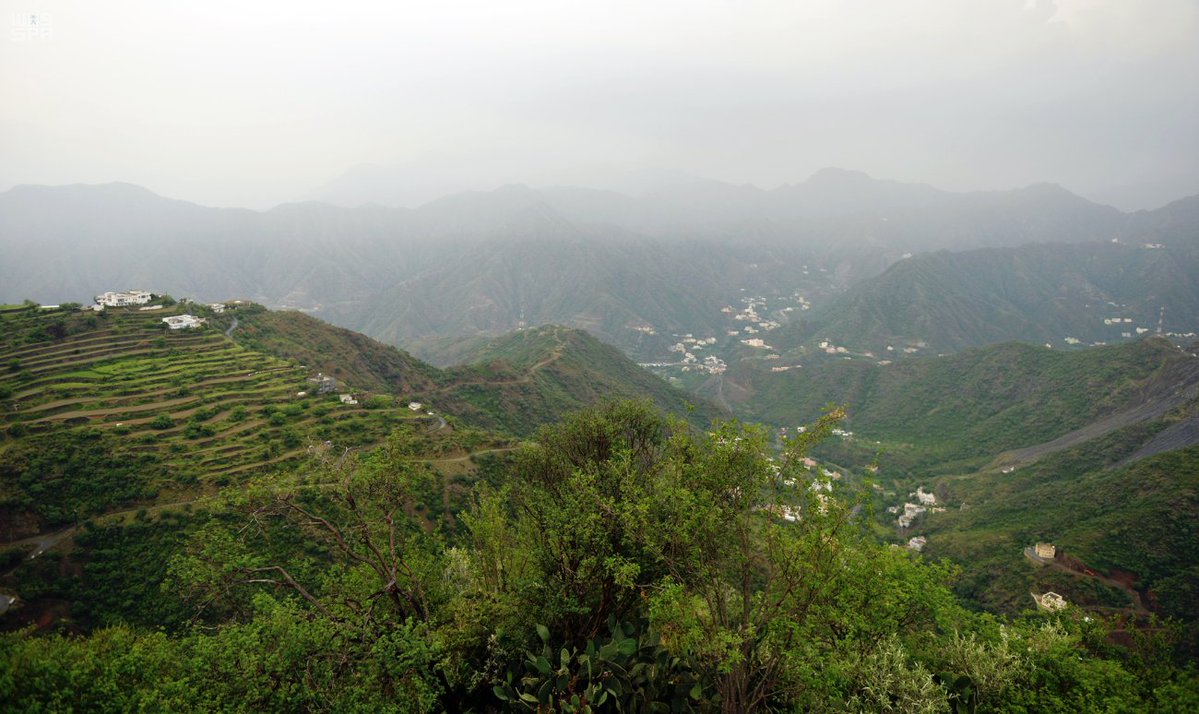 رجال ألمع .. حدائق غناء وشلالات متدفقة تجذب الزوار والمصطافين في عسير