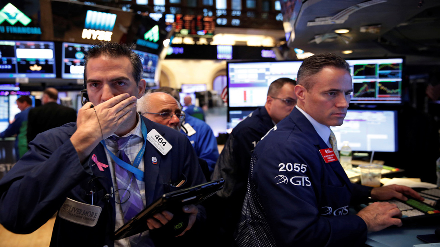 الأسهم الأمريكية تبدأ تعاملاتها منخفضة مع هبوط أبل وتلاشي آمال خفض حاد للفائدة