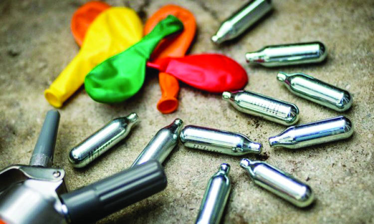 تلف الأعصاب يدفع هولندا إلى حظر "غاز الضحك"