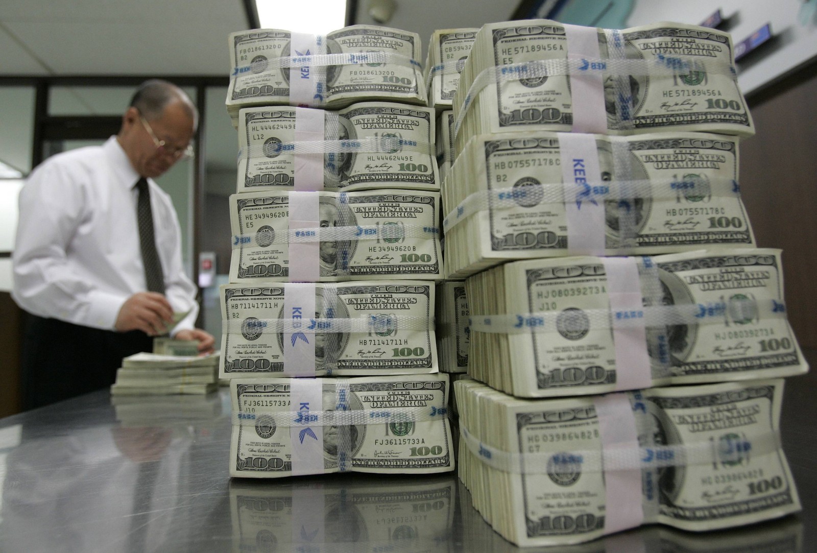 الروبل الروسي يقترب من أدنى مستوى منذ مايو .. والدولار يتماسك