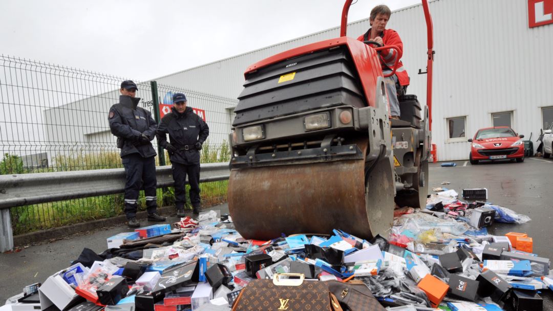 уничтожение продуктов. утилизация продуктов. продукты уничтожают. уничтожение санкционных продуктов. уничтожение продуктов на свалке.