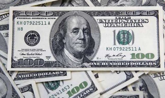 الدولار يرتقع قبل كلمة رئيس مجلس الاحتياطي الاتحادي