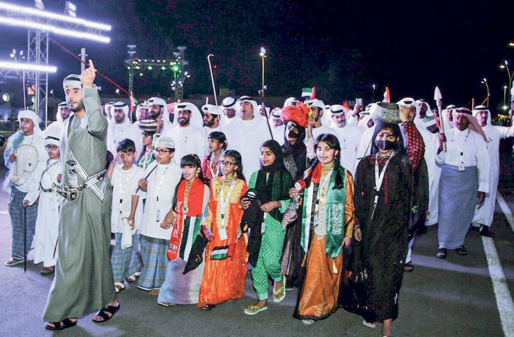 وفد الإمارات المشارك في عكاظ يكرم القائمين على موسم الطائف