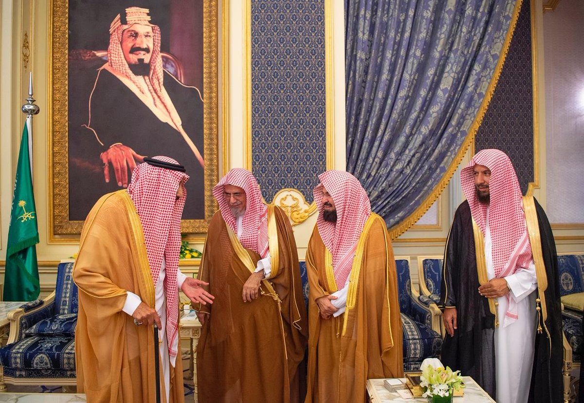 الملك يستقبل الأمراء والعلماء وجمعا من المواطنين