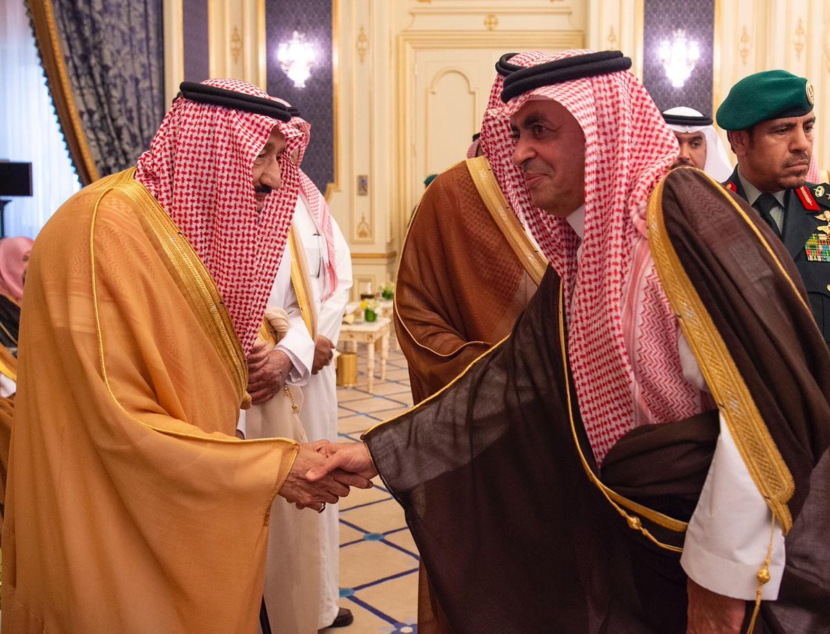 الملك يستقبل الأمراء والعلماء وجمعا من المواطنين